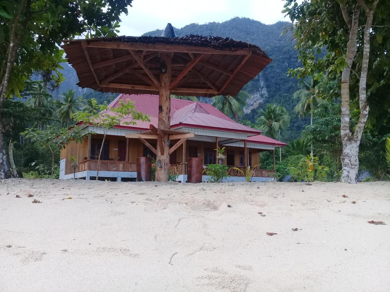 Nusa Nalan Beach Resort Rumah Olat Ngoại thất bức ảnh