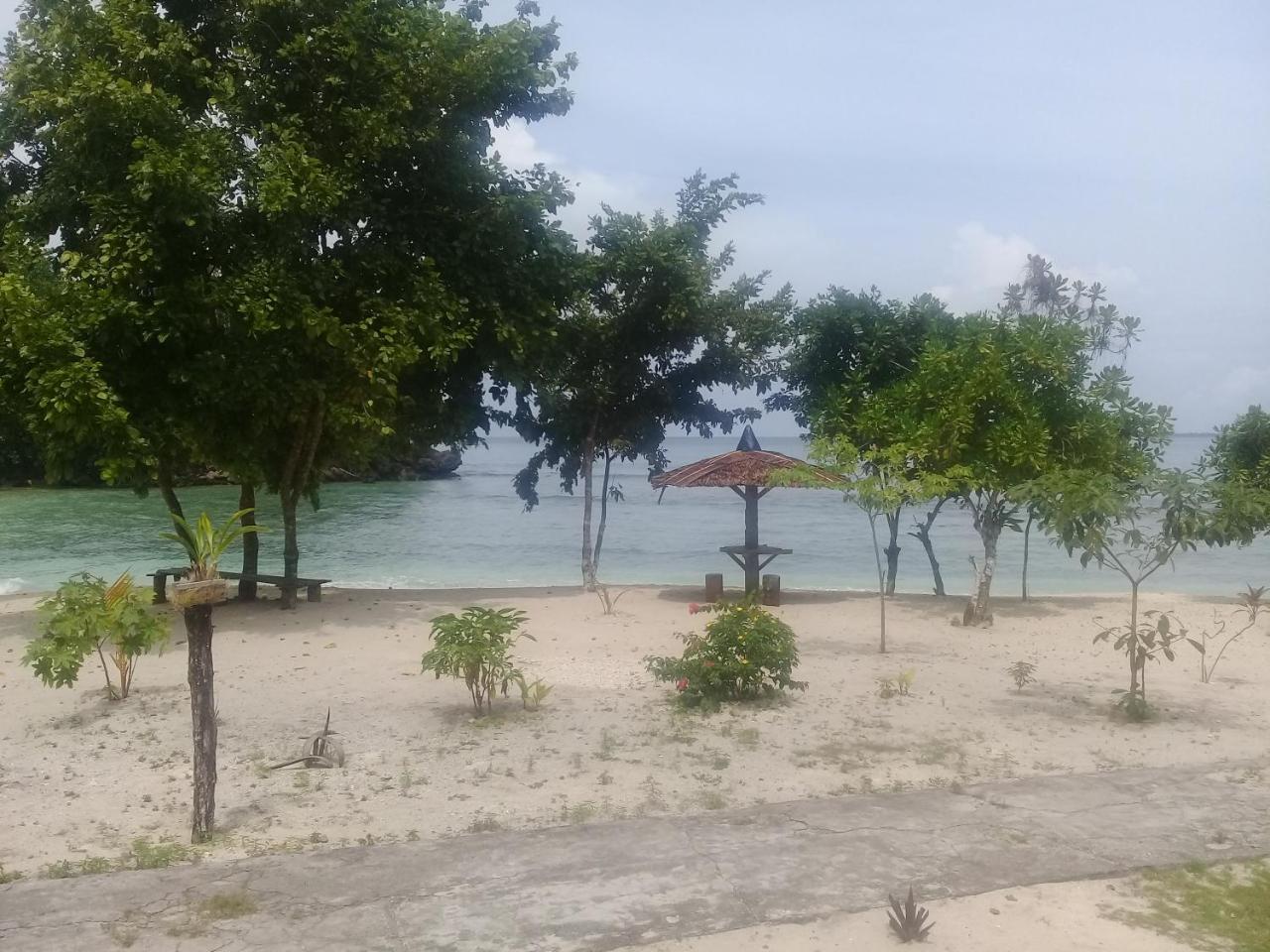 Nusa Nalan Beach Resort Rumah Olat Ngoại thất bức ảnh