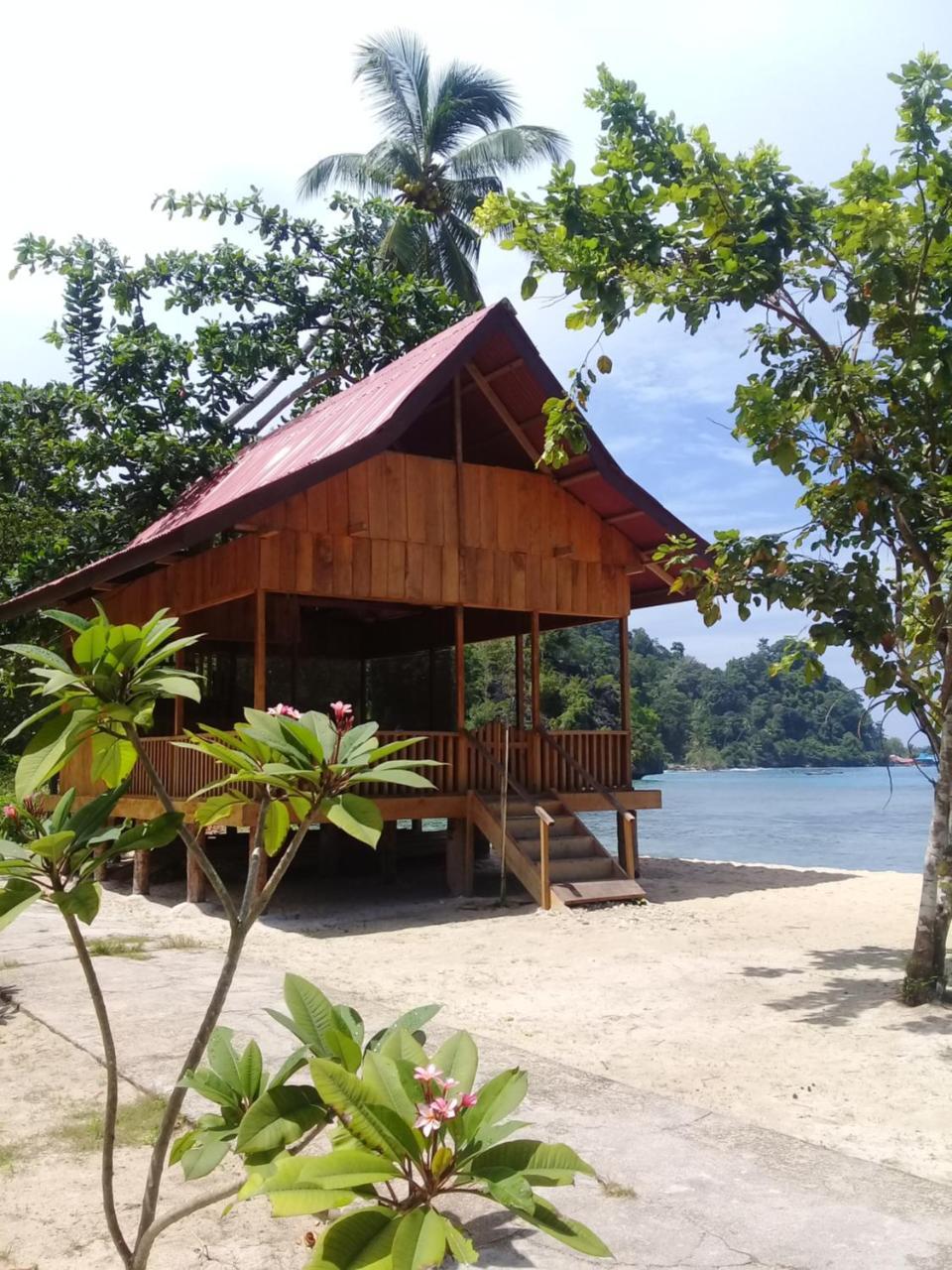 Nusa Nalan Beach Resort Rumah Olat Ngoại thất bức ảnh