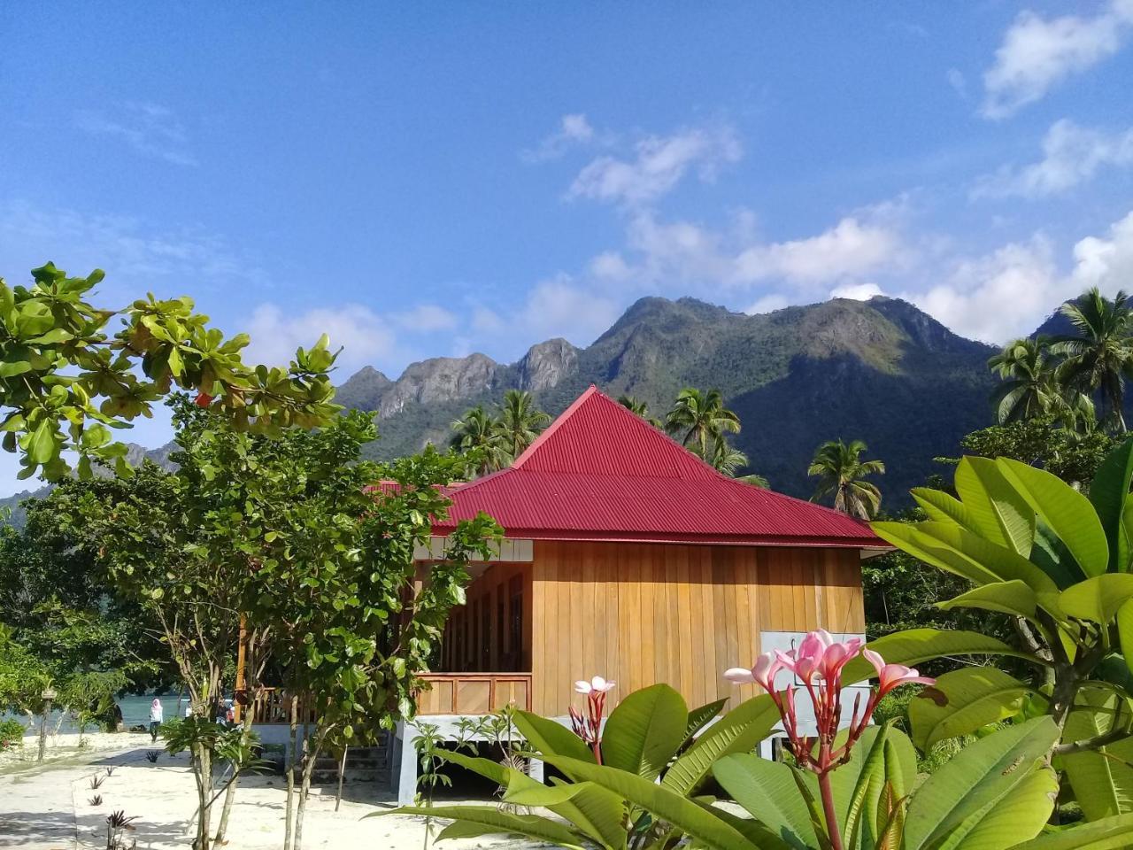 Nusa Nalan Beach Resort Rumah Olat Ngoại thất bức ảnh